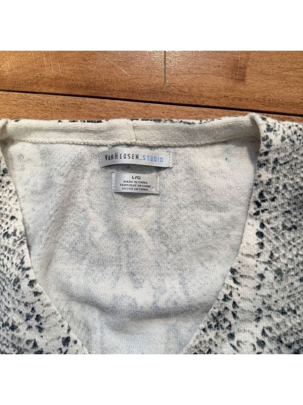 Van Heusen Studio Snakeskin Print Cardigan Womens Large Grey White Indie Sleaze - Picture 3 of 6